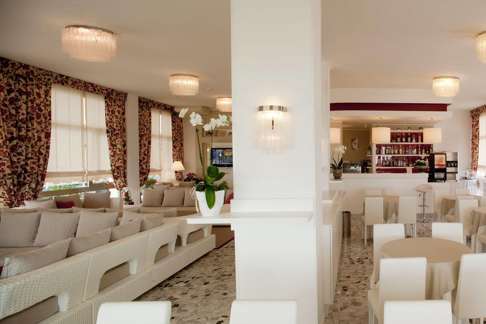 Hotel Canarie Lido di Jesolo Buitenkant foto