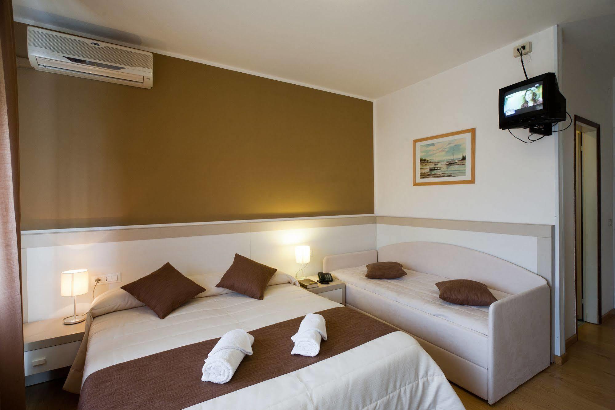 Hotel Canarie Lido di Jesolo Buitenkant foto