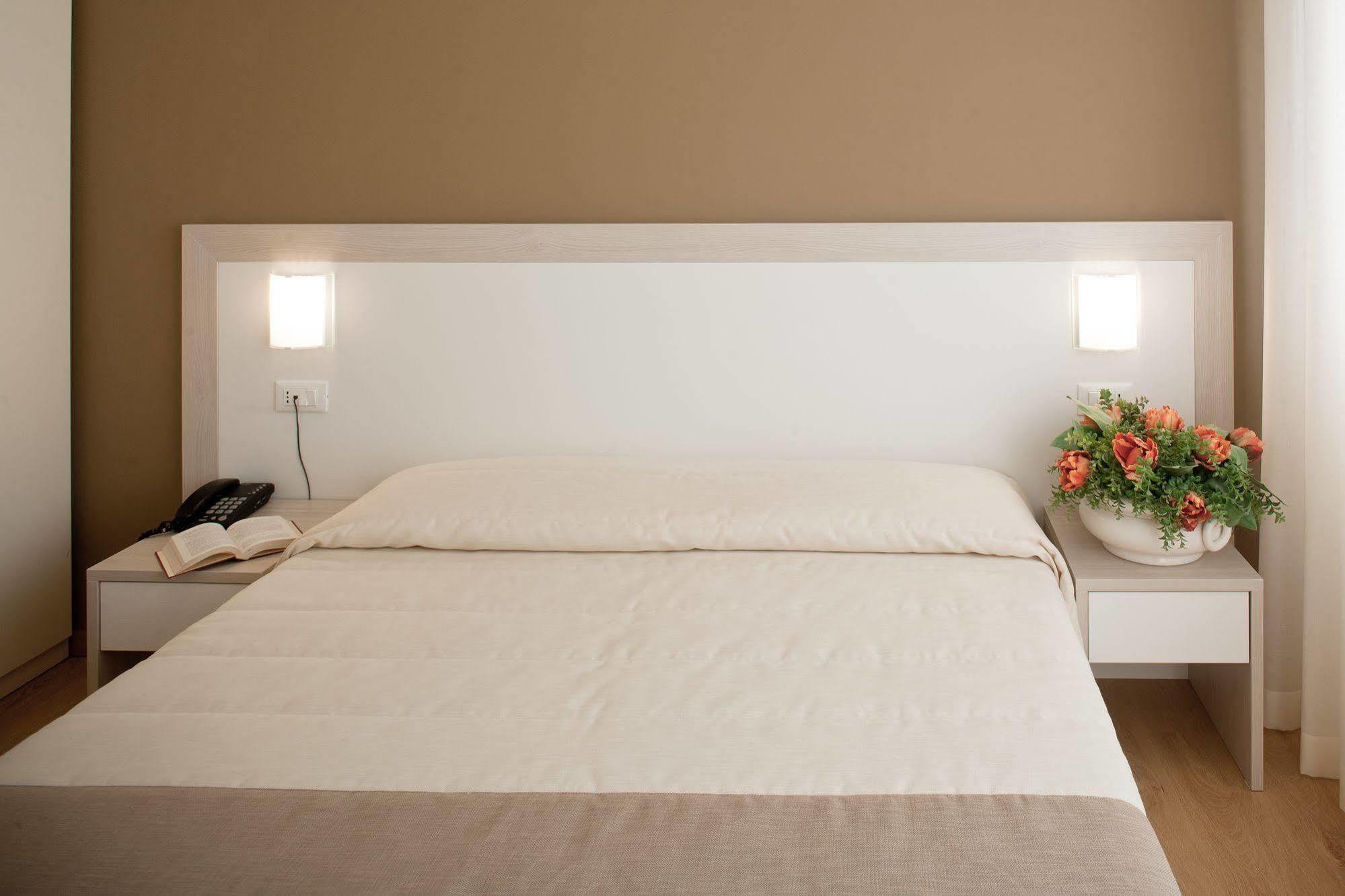 Hotel Canarie Lido di Jesolo Buitenkant foto